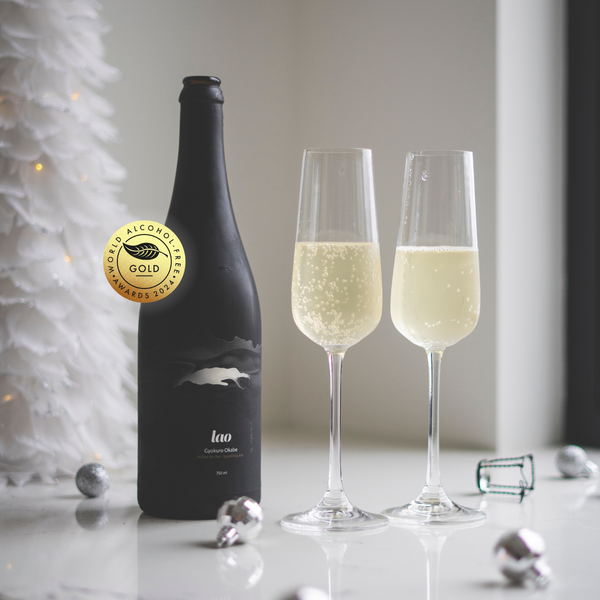 Coffret Découverte Sparkling Tea Lao, bouteilles Gyokuro Okabe et Mucha Tie Guan Yin, bulles de thé premium Québec, bouteille en contexte